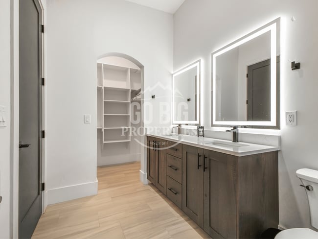 Building Photo - Luxury 5 Bedroom Single Family Home