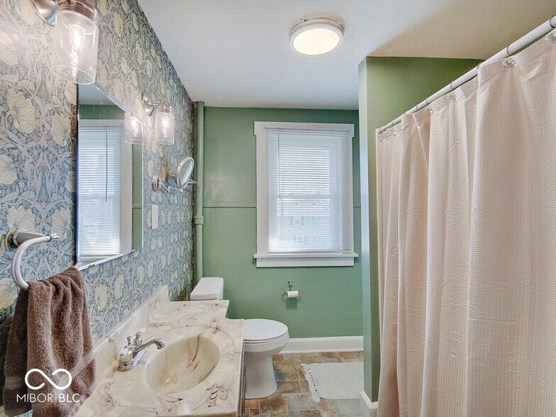 Building Photo - 345 E King St