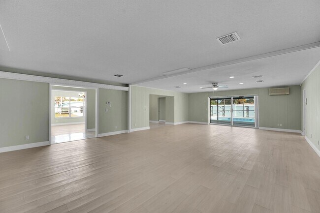 Building Photo - 154 SE Naranja Ave