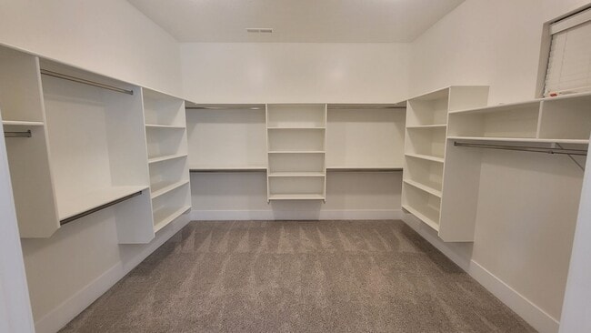 Building Photo - Washington Fields 4 bed | 3 1/2 bath | 3 c...