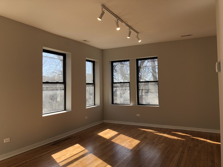 Building Photo - 4821 N Christiana Ave