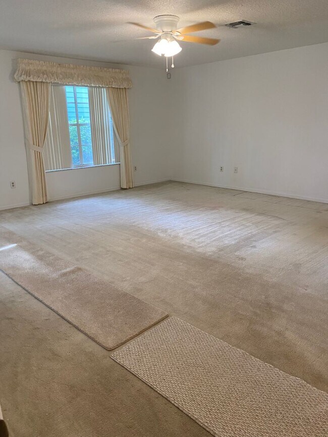 Building Photo - Spacious 3 Bedroom's, 2.5 bath condo in Lakeview Village.