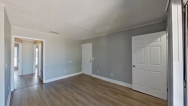 Building Photo - Charming 2 Bedroom close to the beach avai...