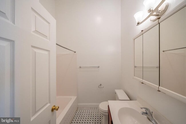 Building Photo - 345 W Chestnut St