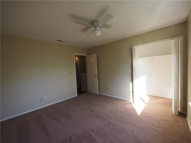 Building Photo - 105 Hillside Dr