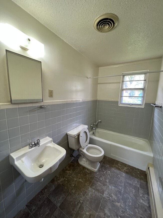 Building Photo - 824-824.5-8245 W 11th St