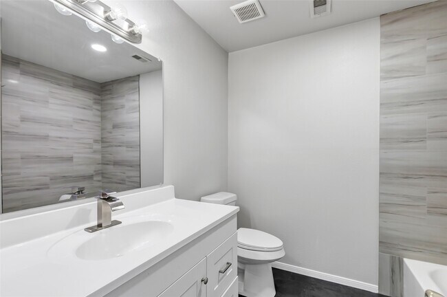 Building Photo - 10445 Wicklowe St