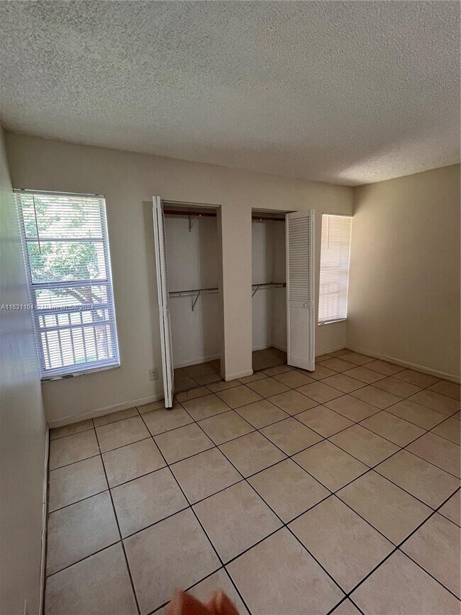 Building Photo - 10143 Twin Lakes Dr