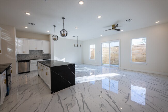 Building Photo - 5906 St Augustine St