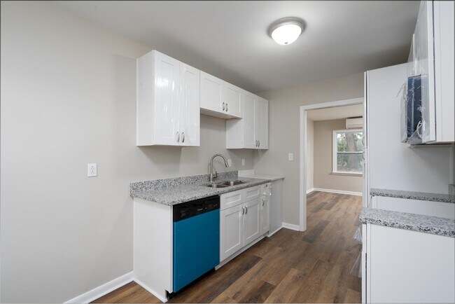 Building Photo - 745 Arbor St NE