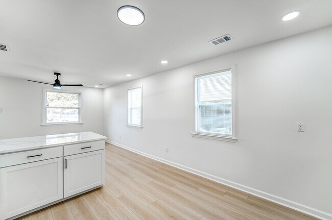 Building Photo - 1865 Ferber Ave