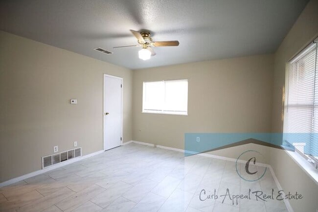 Building Photo - Recently renovated 2 bed, 1 bath apt