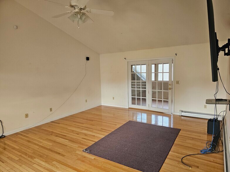 Building Photo - 585 High St