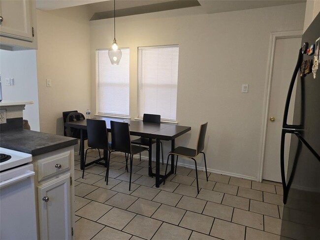 Building Photo - 841 Mica Ln