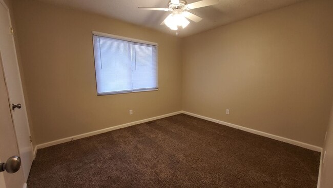 Building Photo - 3 Bedroom, 1 Bathroom split level bi-attached!