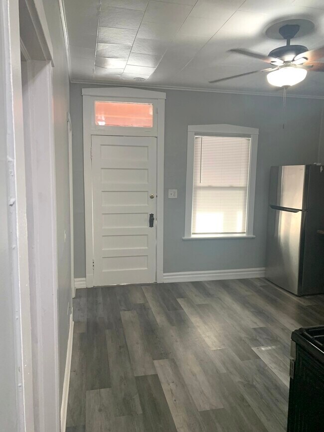 Building Photo - 3013 N Hamlin Ave