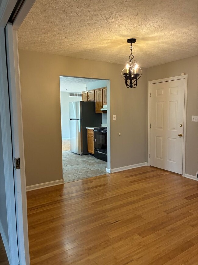 Building Photo - **NEW PRICE**   **New Paint**   **New Carpet**  Ready for YOU!!