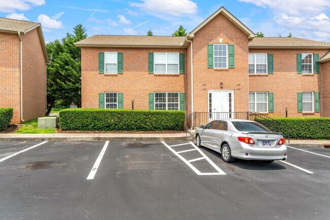 Building Photo - 1703 Maple View Way