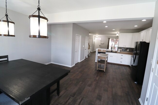 Building Photo - 8805 Hillside Way
