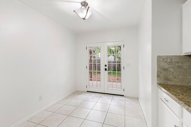 Building Photo - 10 Rockridge Ct