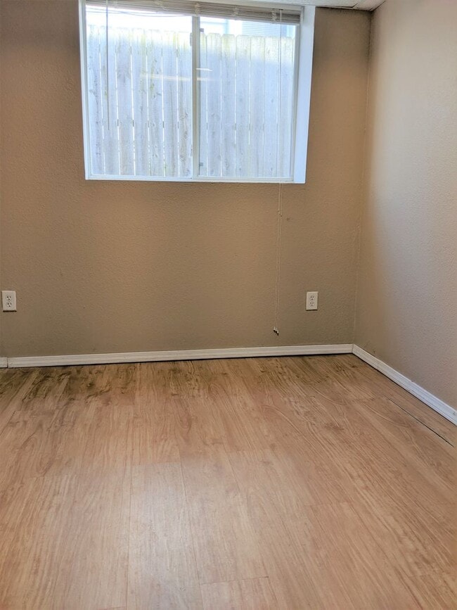 Building Photo - 3633 E Squire Ave