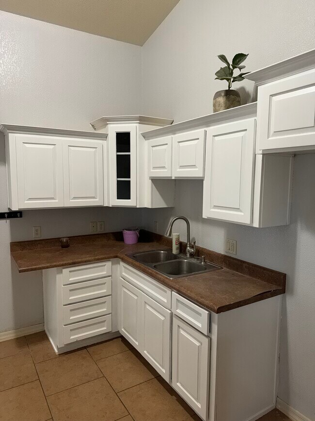 Building Photo - 2615 E Edais St