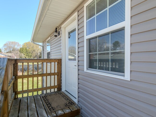 Building Photo - Knoxville 37923 - 2 bedroom 1 bath - call ...