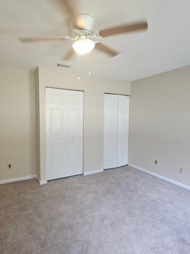 Building Photo - 130 Pointe S Dr