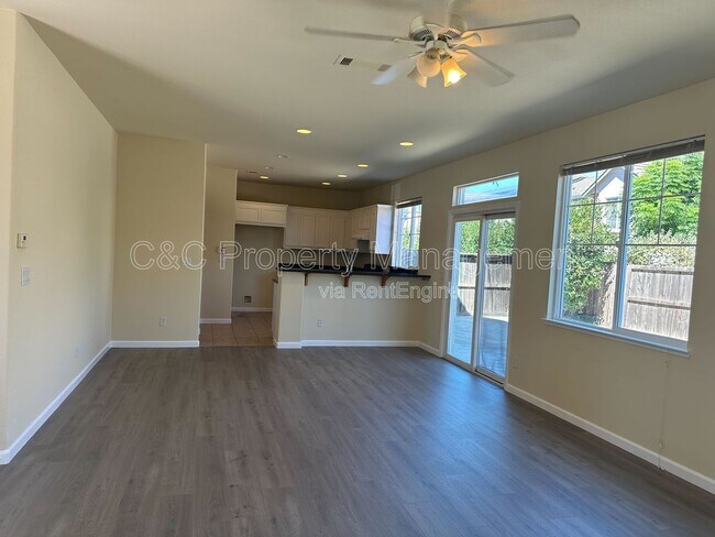 Building Photo - 28 Foxglove Ct