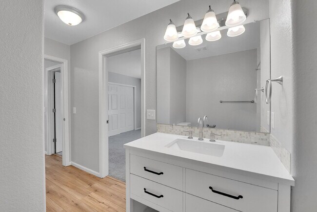 Building Photo - $2,550.00 - 3-bed, 3-bath split-level loca...