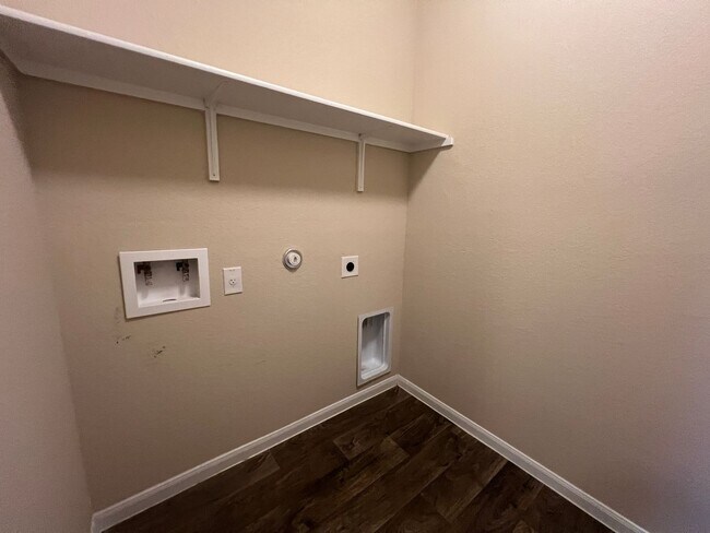 Building Photo - Perfect 3/2.5 - Tall Ceilings and in Immac...
