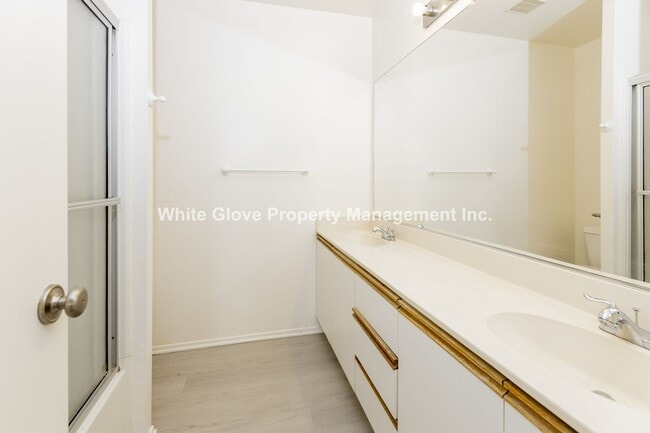 Building Photo - 2 Bedroom Condo in Gated Garden Grove Complex