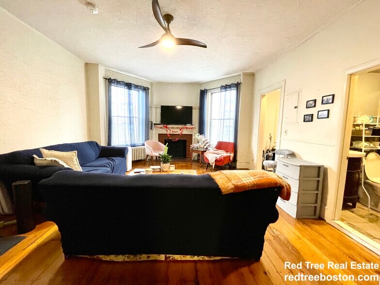 Building Photo - 916 Beacon St