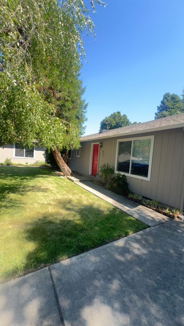 Primary Photo - 627-629 SW Balsam Rd