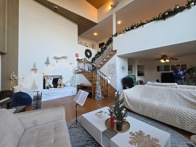 Building Photo - Wonderful Mid Century Home available for lease