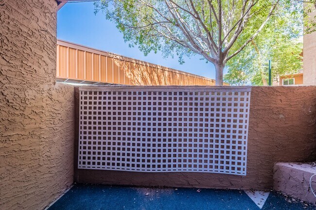 Building Photo - Two Bedrooms in Old Town Scottsdale - Available November 5, 2025!