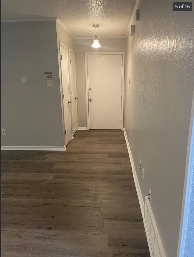 Building Photo - 6003 Brentcove Dr