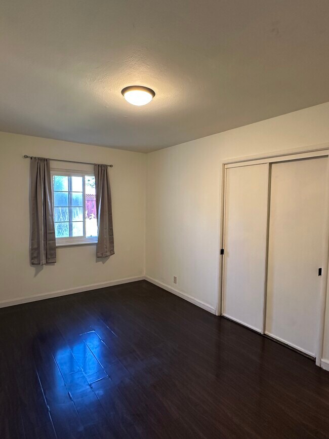 Building Photo - 407 Lloyd Ave