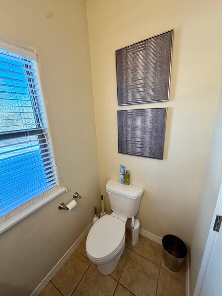 Building Photo - 1244 N Lewis Ave