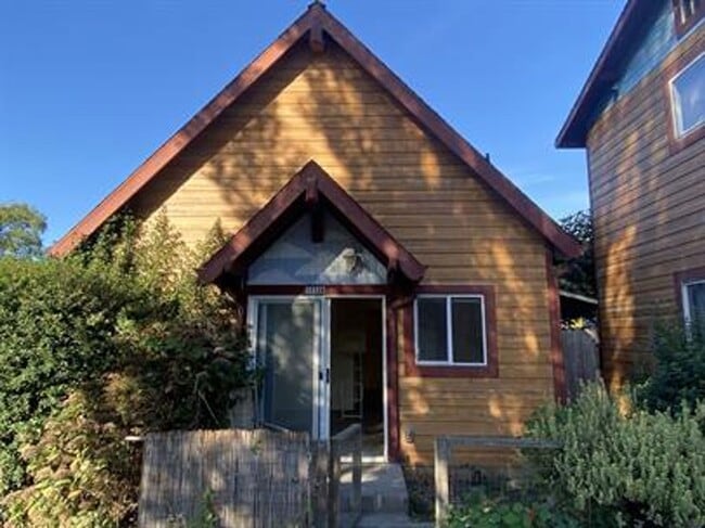 Building Photo - 1213 Spear Ave