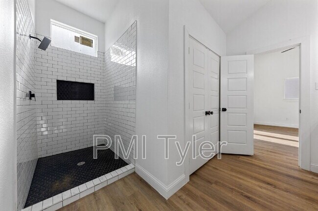 Building Photo - 1259 Bonham St