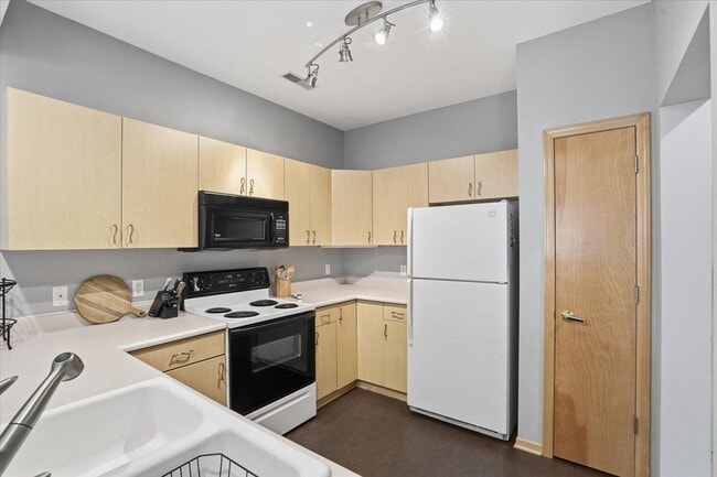 Building Photo - 1140 E Dayton St