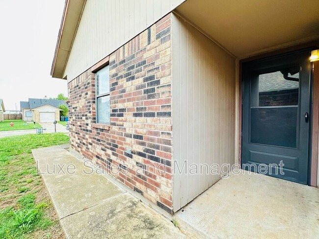 Building Photo - 522 Peppertree Ln