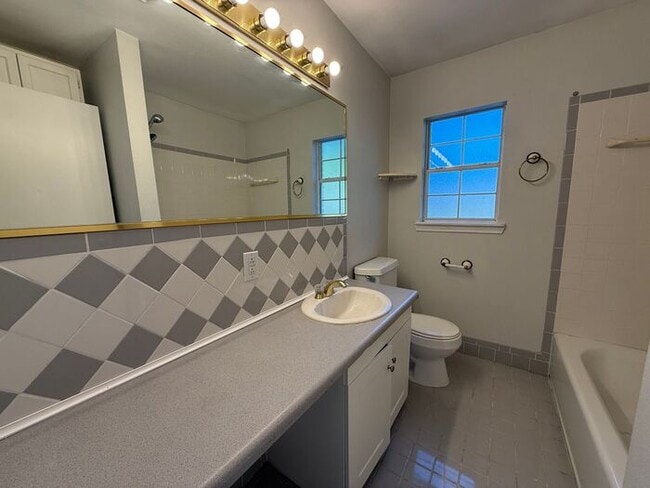 Building Photo - Gulf Breeze - 3 bedroom, 2 bathroom