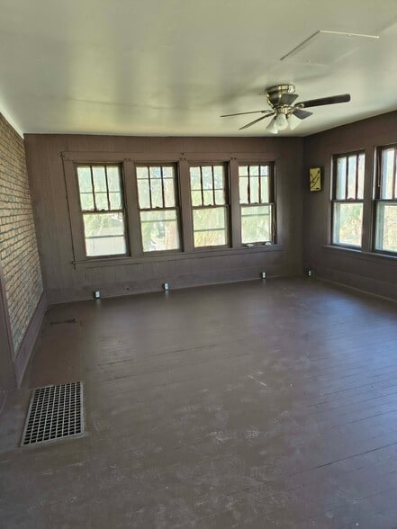 Building Photo - 225 E 5th Ave