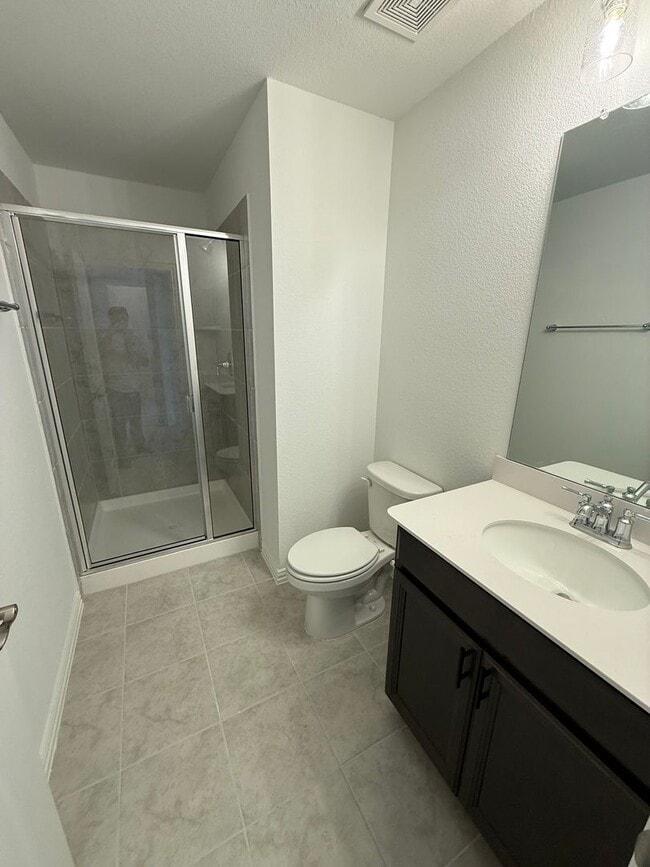 Building Photo - Room for Family and Friends!