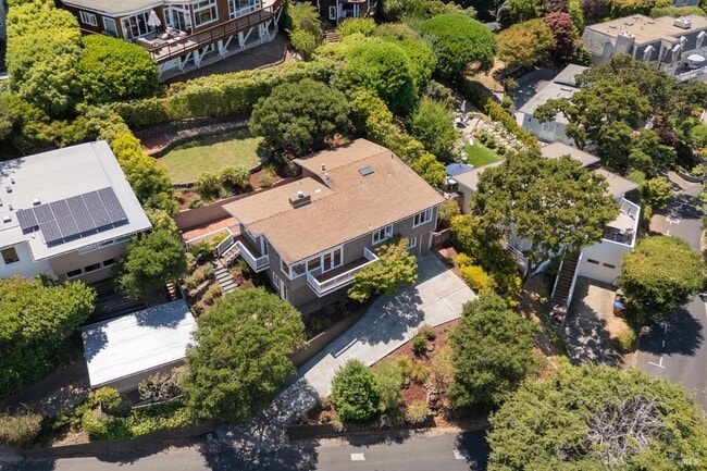 Building Photo - 125 Bayview Ave