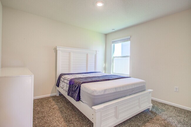 Building Photo - MOVE-IN READY 3/2 IN ENTRADA!