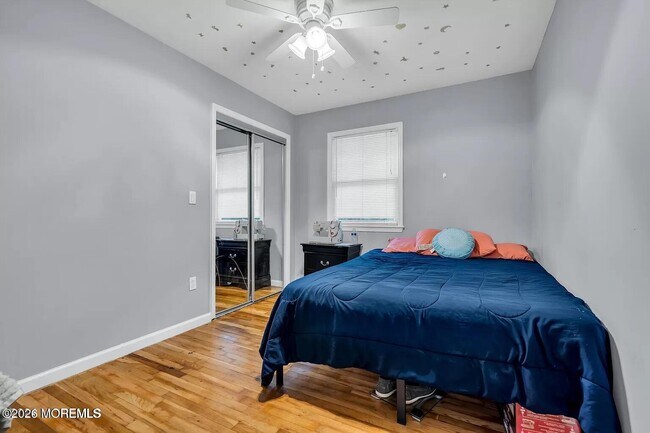 Building Photo - 518 River Dr