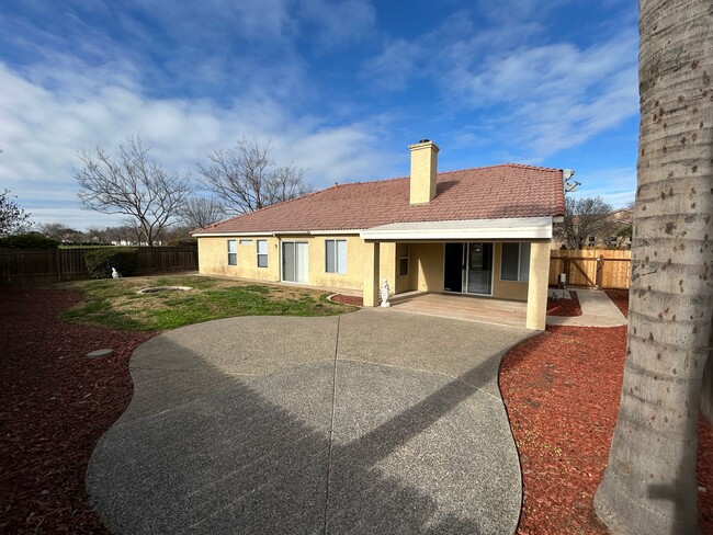 Building Photo - Spacious home in Lemoore